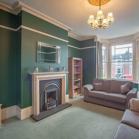 Hereford - Falcon House - Spacious 5 Bedroom House With Games Room - Sleeps 14 Guests - Great Property For Family & Friends Gathering Together - Hosted By Rentmyhouse Bagian luar foto