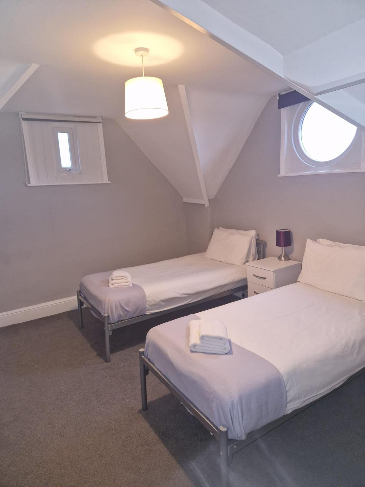 Hereford - Falcon House - Spacious 5 Bedroom House With Games Room - Sleeps 14 Guests - Great Property For Family & Friends Gathering Together - Hosted By Rentmyhouse Bagian luar foto