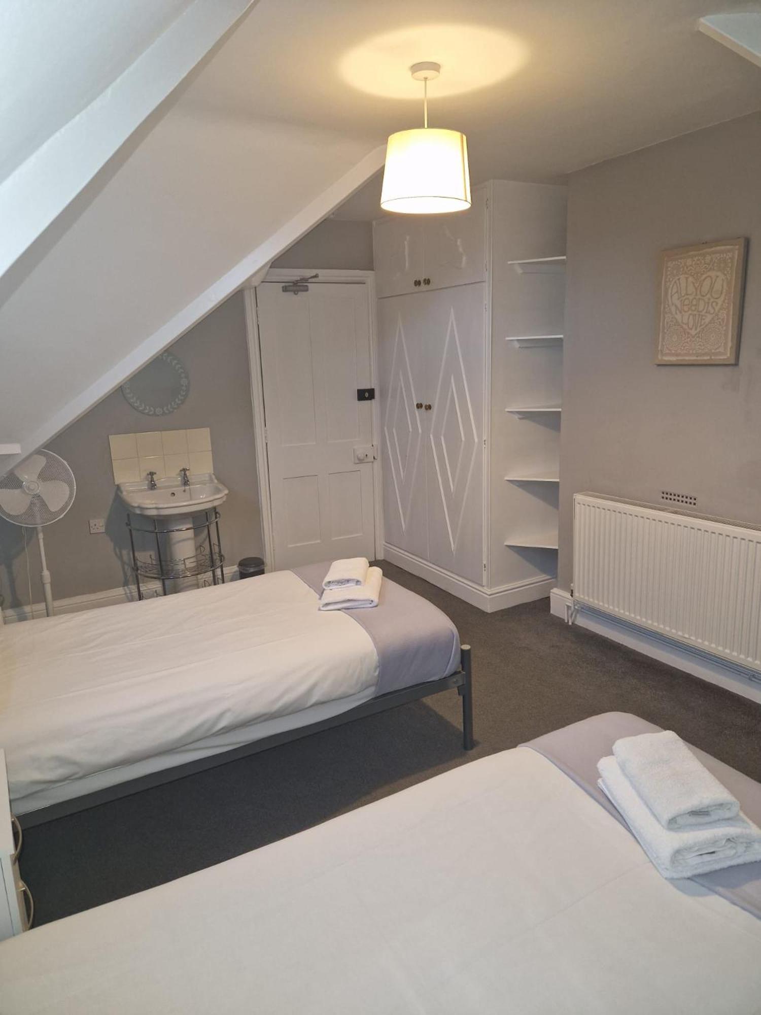 Hereford - Falcon House - Spacious 5 Bedroom House With Games Room - Sleeps 14 Guests - Great Property For Family & Friends Gathering Together - Hosted By Rentmyhouse Bagian luar foto