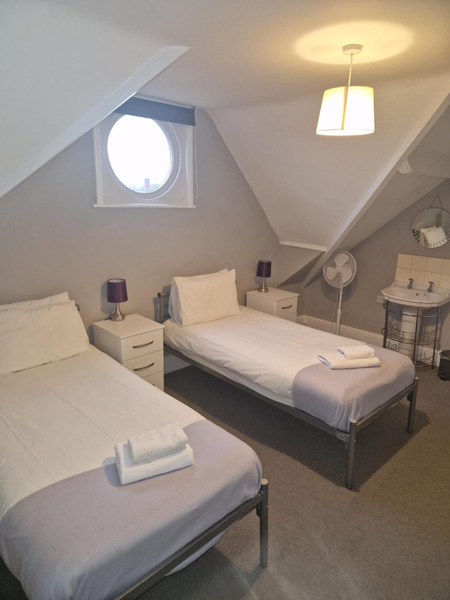 Hereford - Falcon House - Spacious 5 Bedroom House With Games Room - Sleeps 14 Guests - Great Property For Family & Friends Gathering Together - Hosted By Rentmyhouse Bagian luar foto