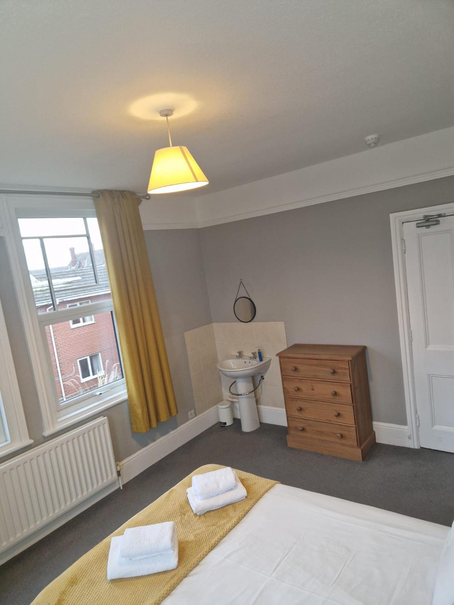 Hereford - Falcon House - Spacious 5 Bedroom House With Games Room - Sleeps 14 Guests - Great Property For Family & Friends Gathering Together - Hosted By Rentmyhouse Bagian luar foto