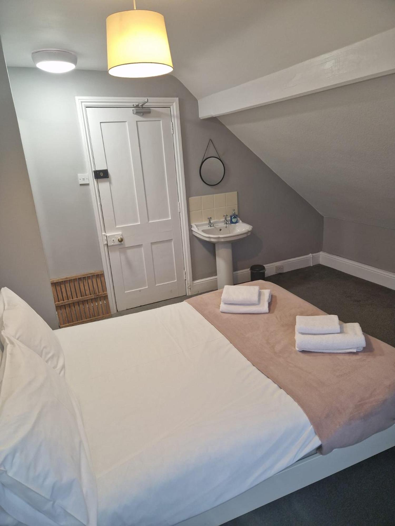 Hereford - Falcon House - Spacious 5 Bedroom House With Games Room - Sleeps 14 Guests - Great Property For Family & Friends Gathering Together - Hosted By Rentmyhouse Bagian luar foto