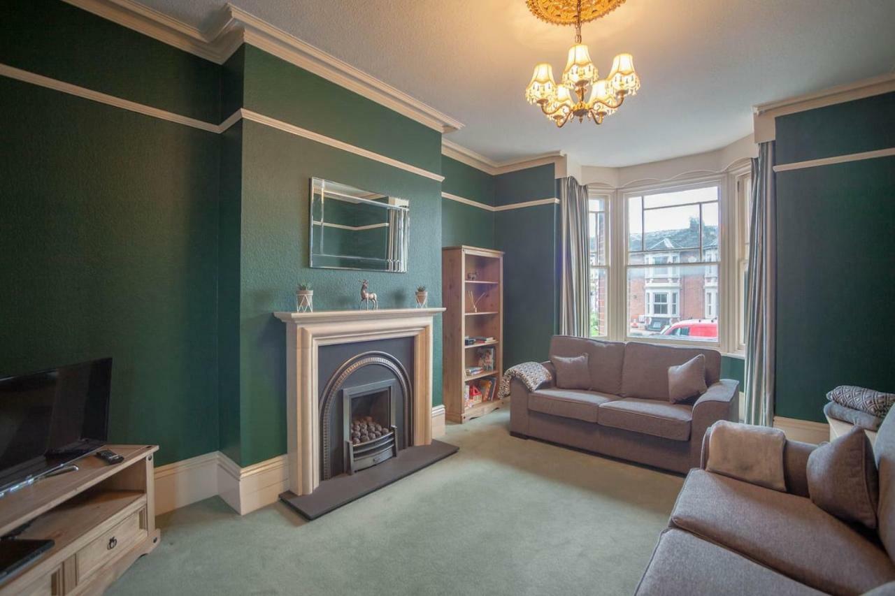 Hereford - Falcon House - Spacious 5 Bedroom House With Games Room - Sleeps 14 Guests - Great Property For Family & Friends Gathering Together - Hosted By Rentmyhouse Bagian luar foto